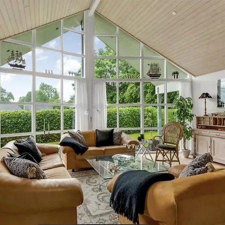 Elizabeth - 175m From The Sea By Interhome