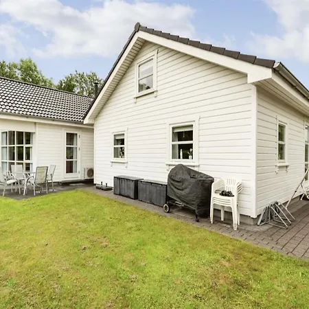 Elizabeth - 175m From The Sea By Interhome *