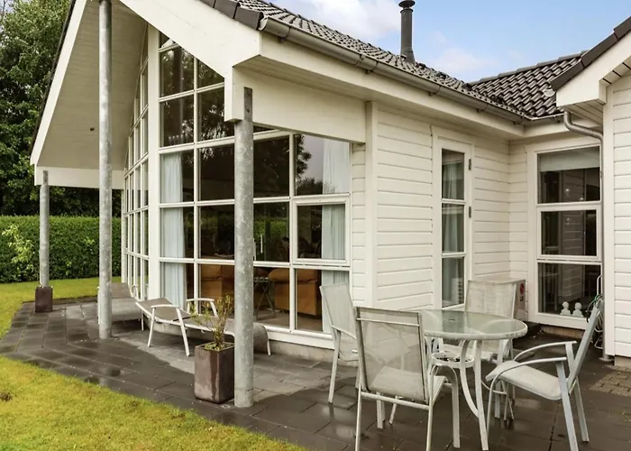 Elizabeth - 175m From The Sea By Interhome